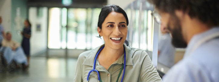 Eine junge Ärztin spricht mit Kollegen in Magdbeurg