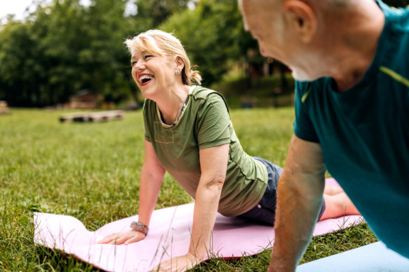 Reifes Paar in Sportkleidung, das in der Natur trainiert