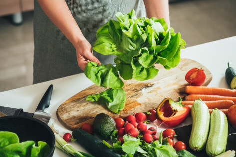 Hände waschen und zupfen einen Salat und bereiten ihn zum essen vor.