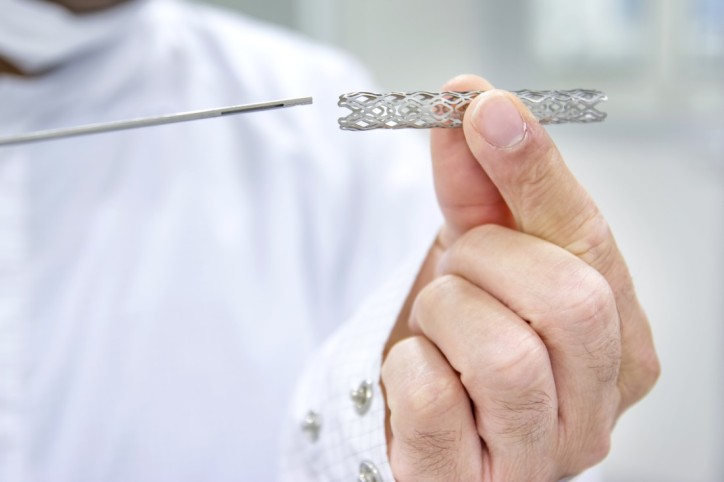 Stent, bestehend aus einem flexiblen Metallgitter, in Nahaufnahme.
