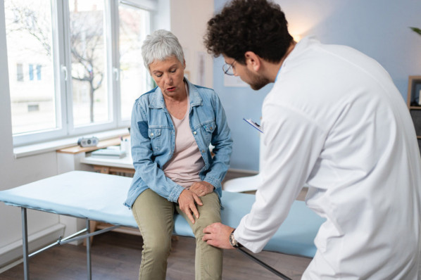 Ein Arzt untersucht eine Patientin mit Schaufensterkrankheit