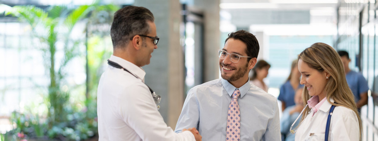Medizinier nehmen Auszeichnung entgegen