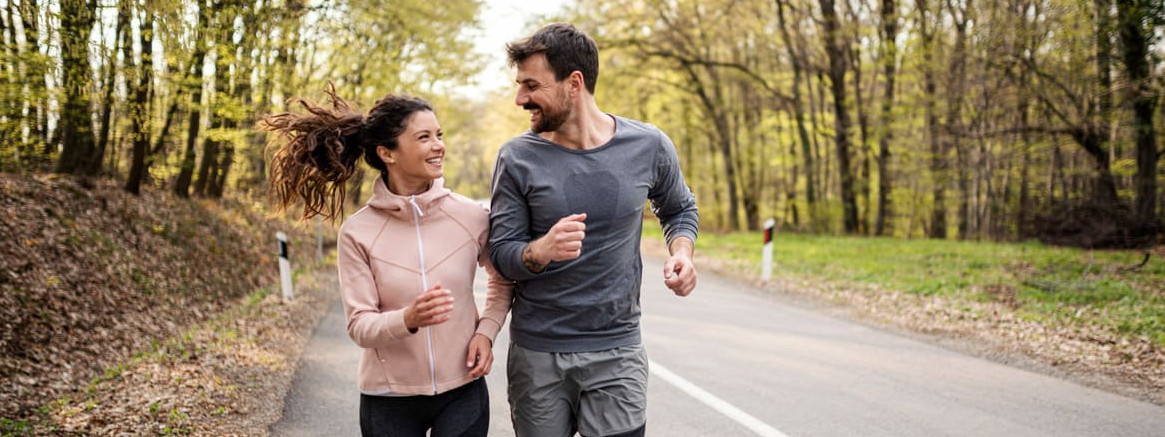 Ein Paar trainiert gemeinsam nach dem Zone-2-Training