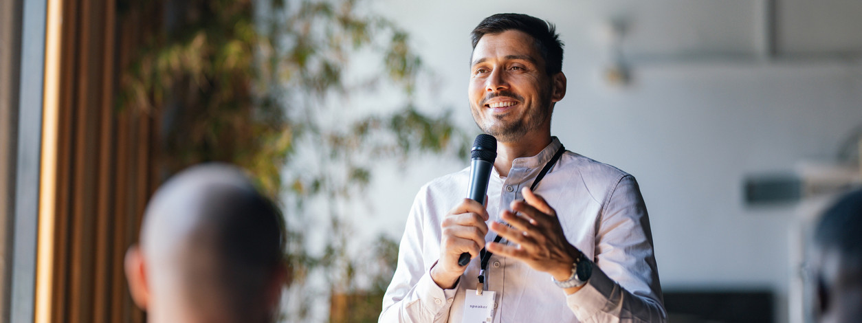 Ein Mann hält beim 7. Symposium der Herz- und Thoraxchirurgie in Oschersleben einen Vortrag zu Herzerkrankungen.
