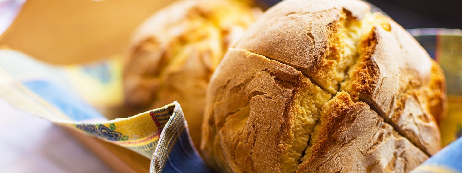 Frisch gebackenes Brot in einem Korb