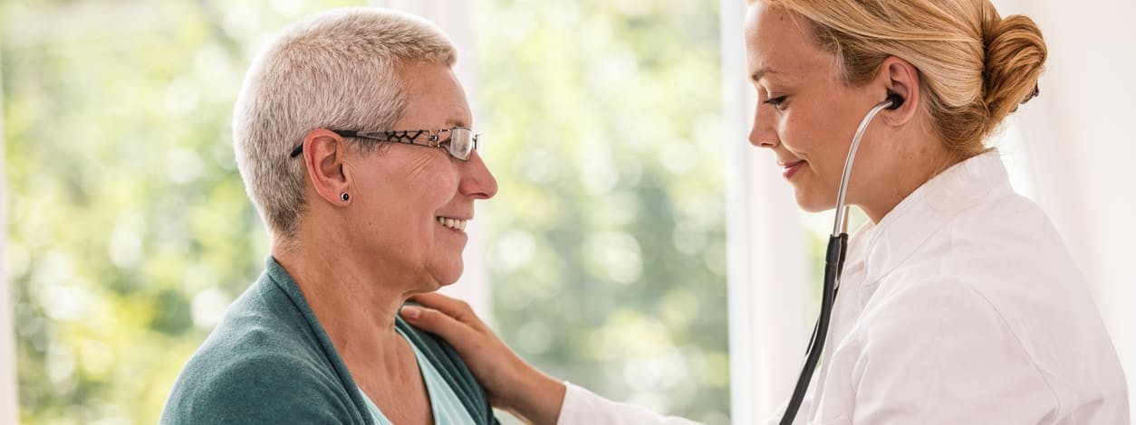 Eine Patientin unterzieht sich einer Herzinfarktvorsorge