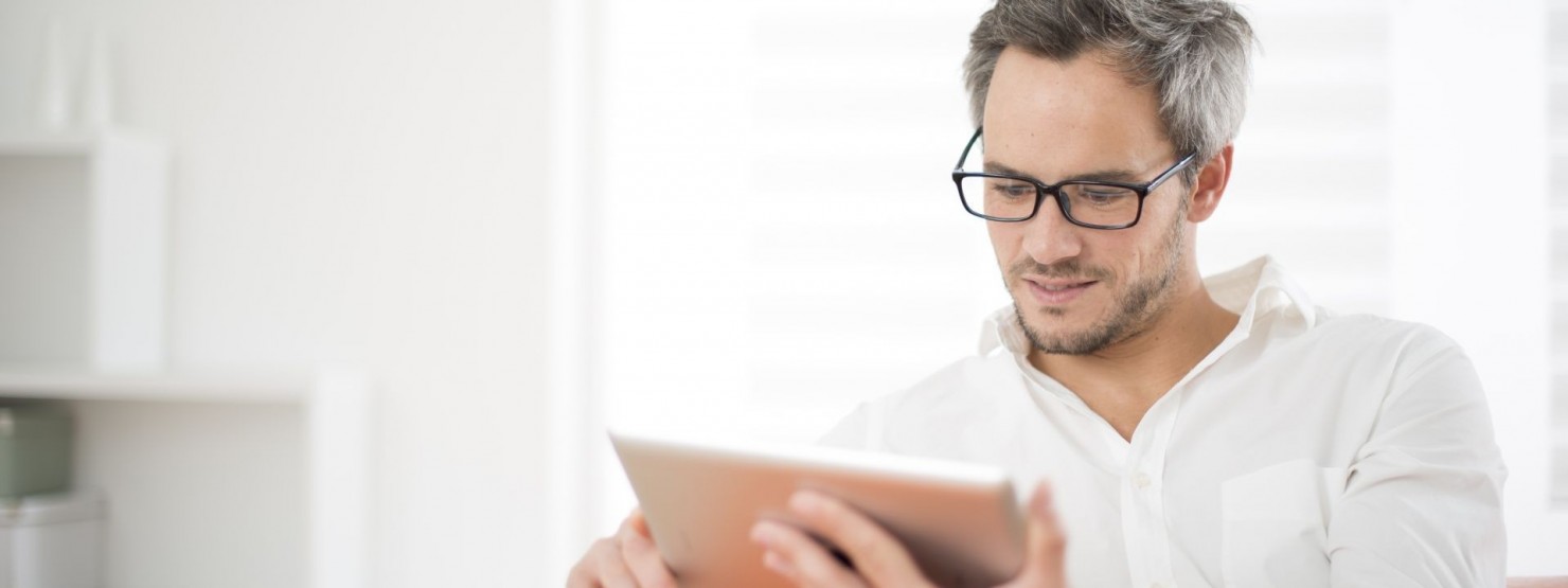 Mann mit einem Tablet