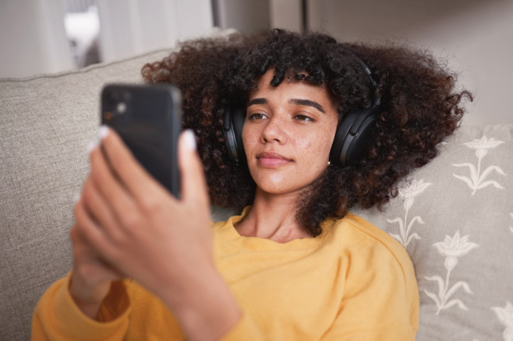 Junge Frau lässt Hautprobleme sofort übers Smartphone vom Experten beurteilen. - AOK Sachsen-Anhalt-Mitglieder sparen Wartezeit durch Online-Hautdoktor. 