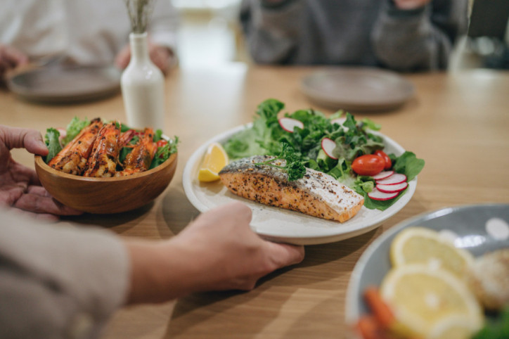 Ein für die Paleo-Diät typisches Gericht wird serviert