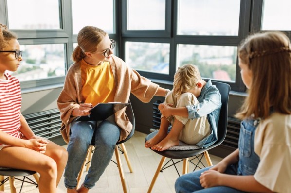 Schulpsychologin mit einer Gruppe von Schulkinder,.