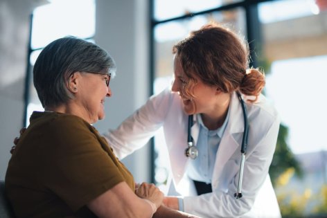 Neue Ärztin begrüßt Patientin