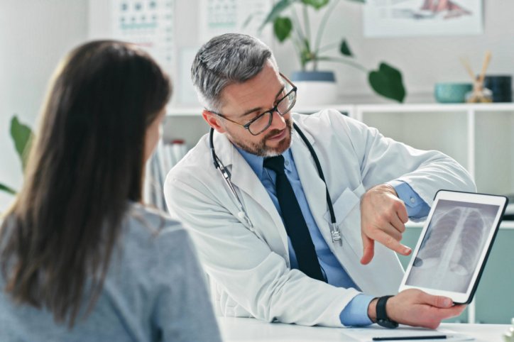Ein Arzt erklärt einer Patientin den Aufbau der Lunge