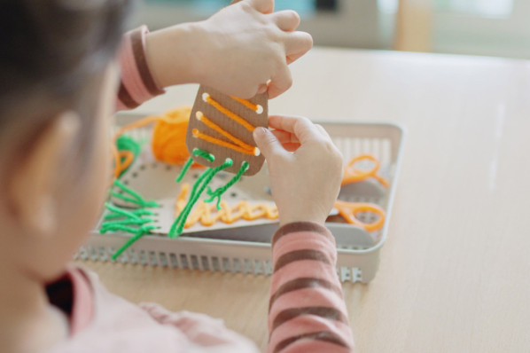 Ein Kleinkind testet seine Feinmotorik