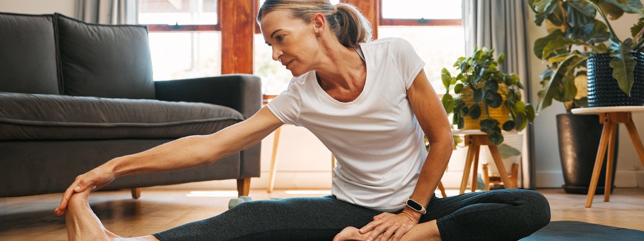 Eine Frau führt eine Stretchübung durch