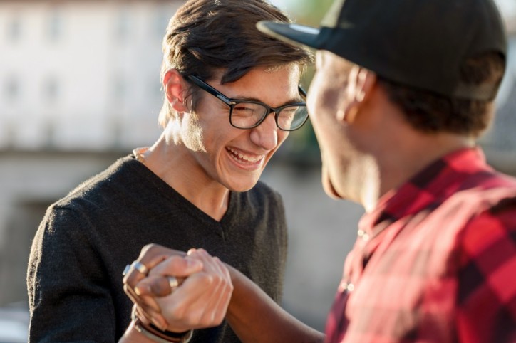 Sozialversicherungsangestellte Azubis machen Handshake