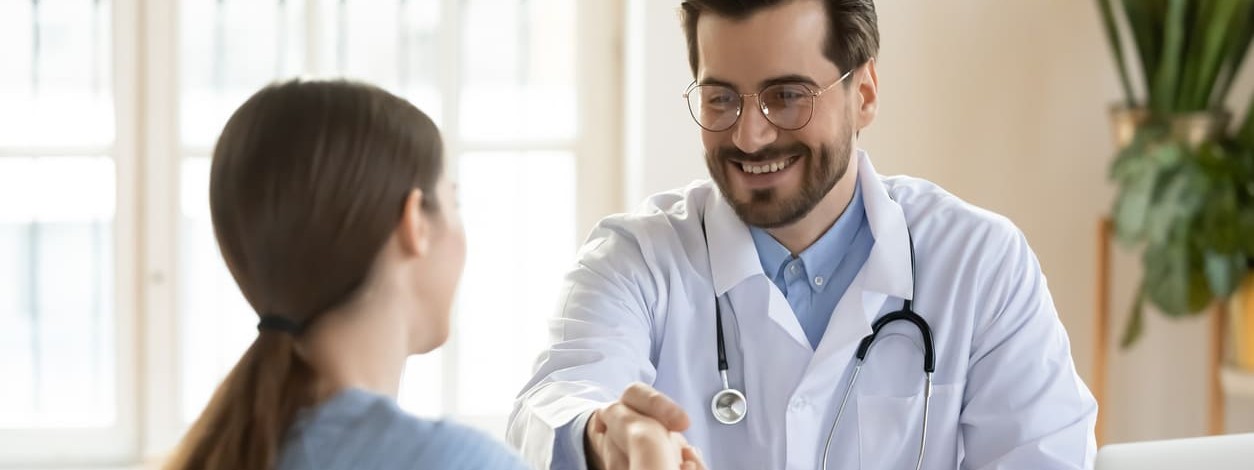 Neue HNO-Arzt begrüßt Patientin