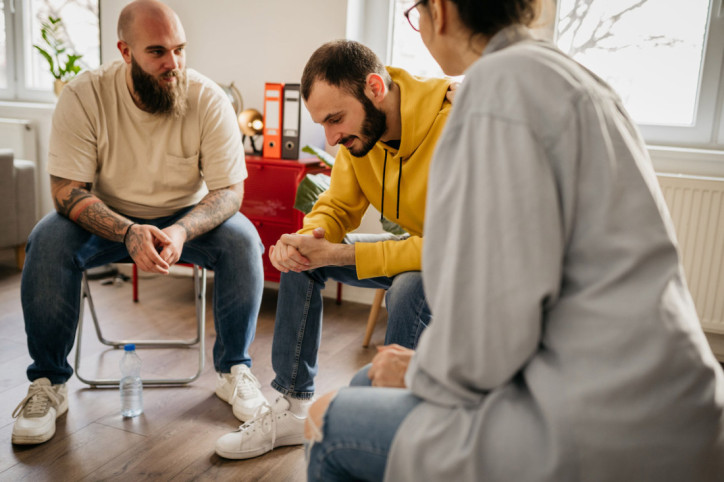 Zwei suchtkranke Männer nehmen an einer Gruppensitzung teil