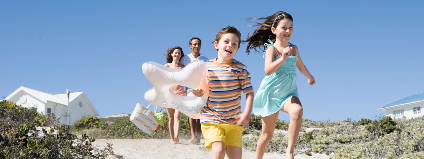 gesamte familie, 3 Generationen, gemeinsam beim Strandspaziergang.