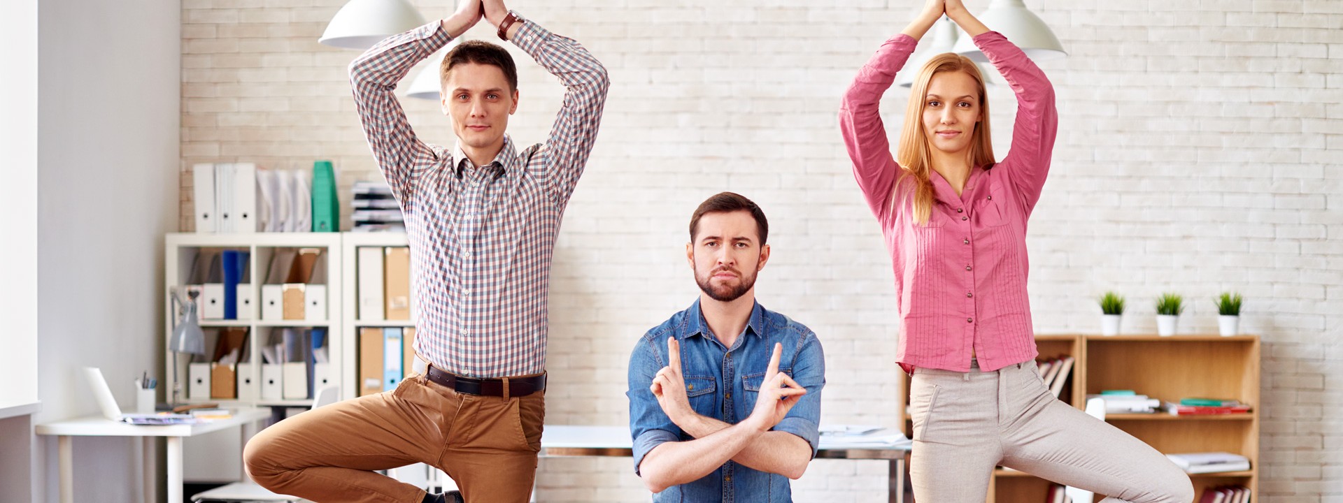 Angestellte machen Gymnastik im Büro