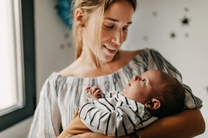 Eine Mutter hält ihren Säugling auf dem Arm