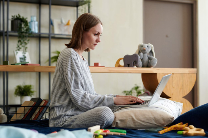 Eine Frau informiert sich darüber, wie der Mutterschutz berechnet wird
