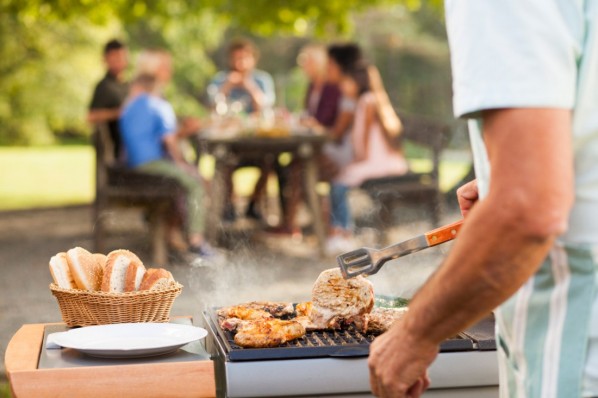 Nicht gut durchgegartes Fleisch, das für Bandwurminfektionen fördert, auf einem Grill