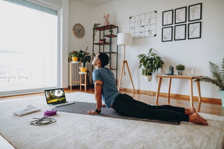 Ein Mann versucht sich im Stretching für den Rücken