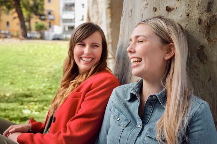 Josi und Alina lehnen in einem Baum in einem Park nahe ihrem Zuhause und genießen gemeinsame Zeit.