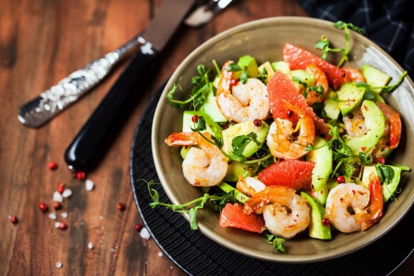 Avocado-Garnelen-Salat in einer Schüssel