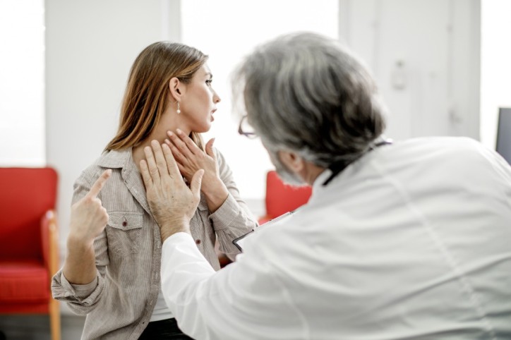 Eine junge Frau lässt ihre Lymphknoten von einem Arzt untersuchen
