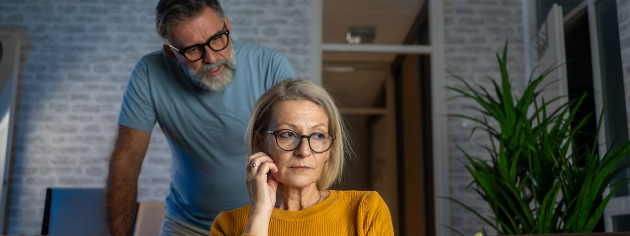 Eine Mann übt psychische Gewalt gegen seine Frau aus