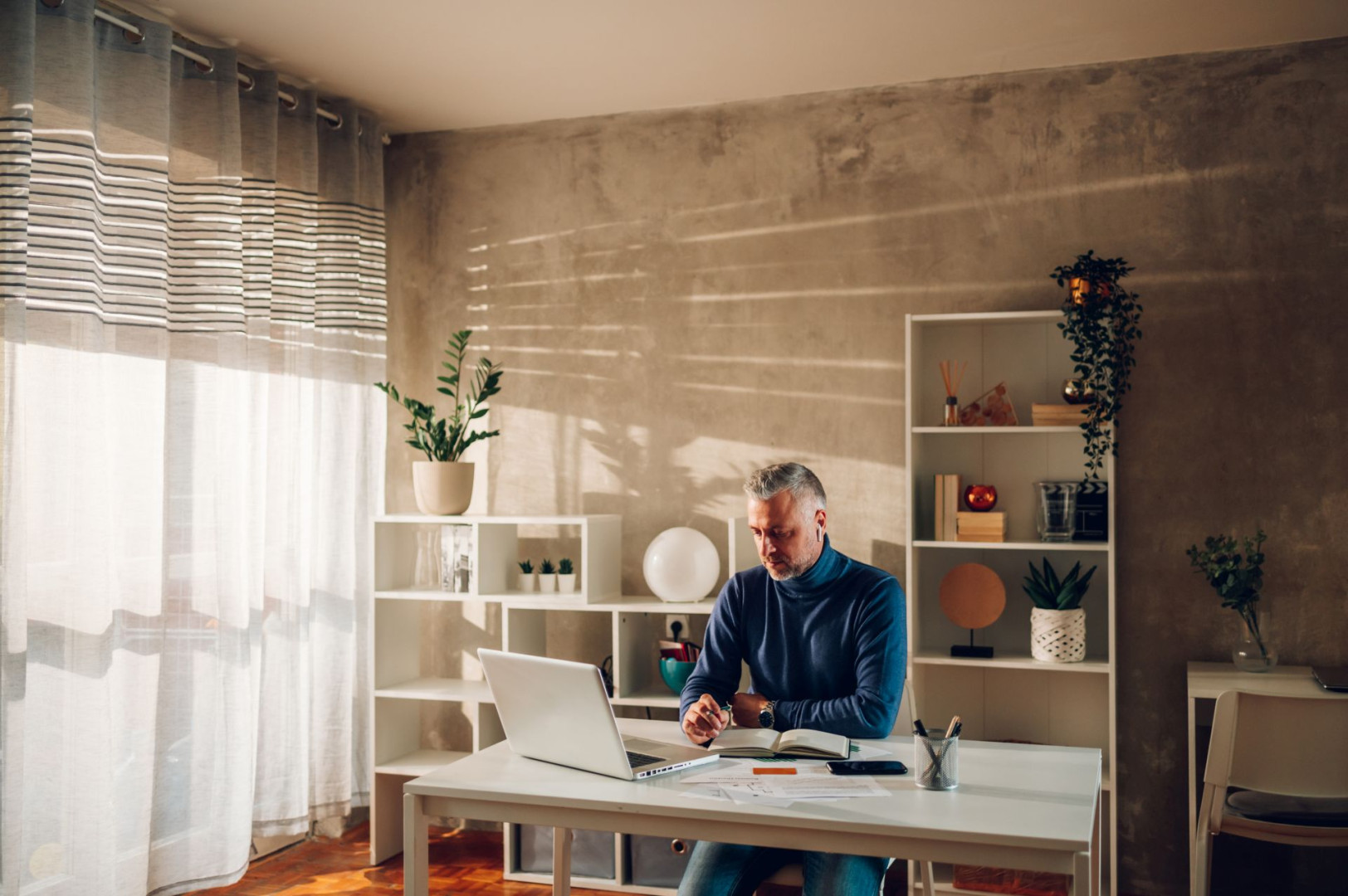 Ein Beschäftigter arbeitet im Home-Office.