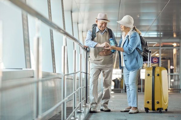 Älteres Paar am Flughafen vor fernreise