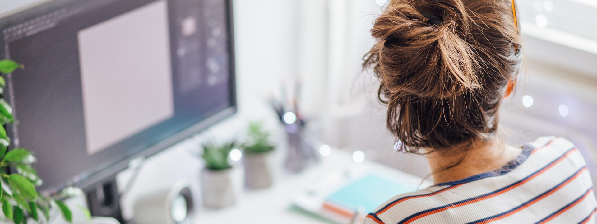 Eine Frau sitzt an ihrem Schreibtisch