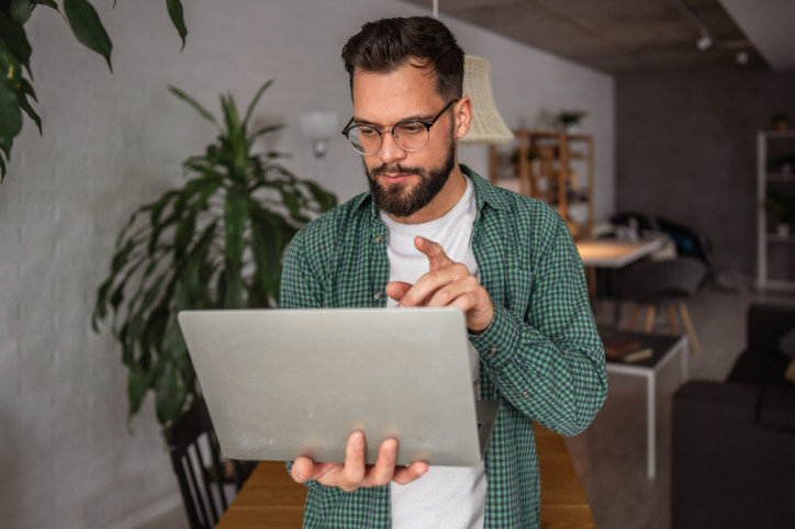 Mann nutzt medizinische Telefonberatung Clarimedis am Laptop. - AOK Sachsen-Anhalt bietet ihren Mitgliedern mit Clarimedis kompetente ärztliche Beratung rund um die Uhr.