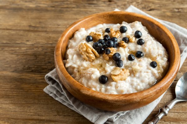 Porridge mit Beeren, Sirup und Nüssen