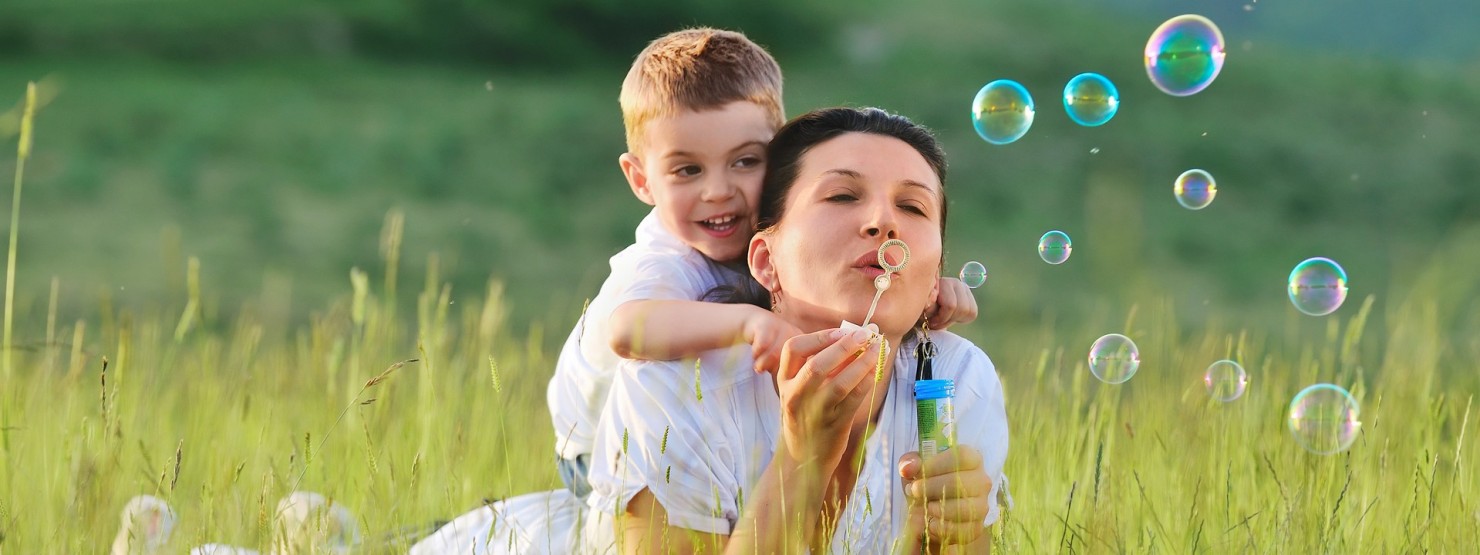 Kind und Mutter machen Seifenblasen