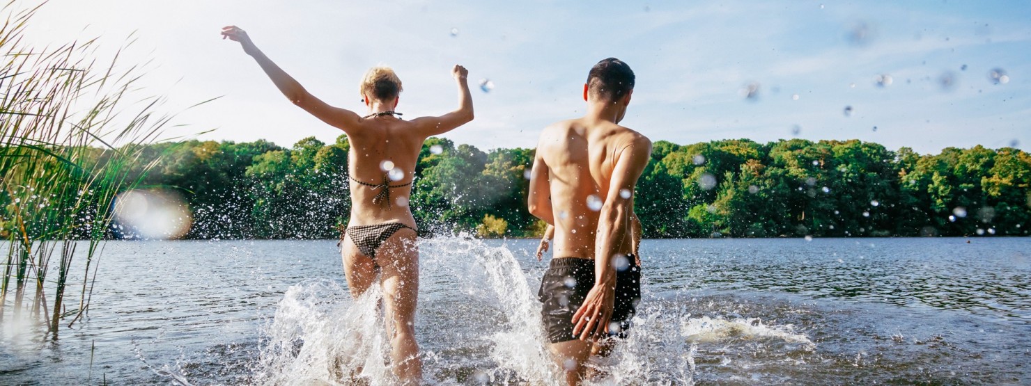 Frau und Mann laufen in See