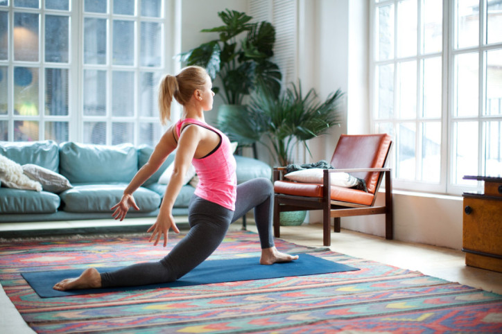 Eine frischgebackene Mutter beim Rückbildungskurs