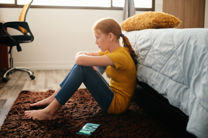 Ein Mädchen leidet unter den Folgen psychischer Gewalt