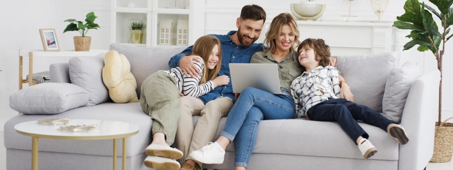 Familie auf dem Sofa