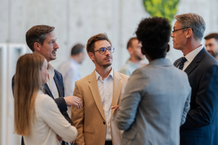 Ein Mann fühlt sich in einer Menschengruppe aufgrund von Platzangst unwohl