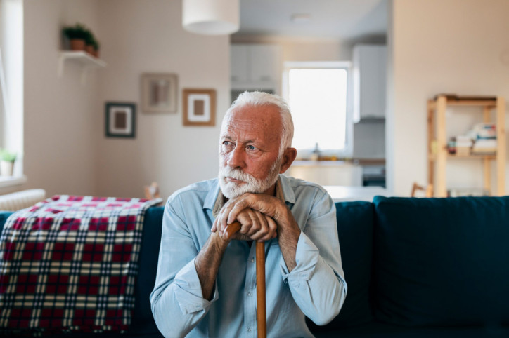 Ein Senior hat aufgrund einer chronischen Wunde eine Altersdepression entwickelt