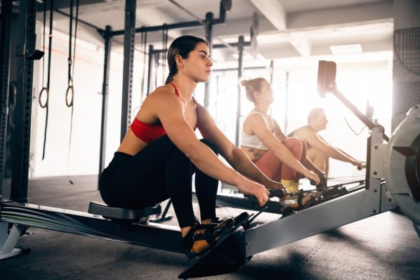 Eine trainiert ihre Kraft im Fitnessstudio