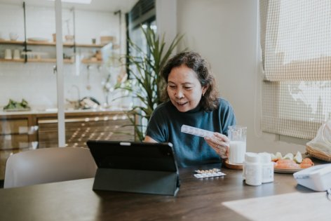 Diabetikerin nimmt am AOK Online-Coach Diabetes auf ihrem Tablet teil.