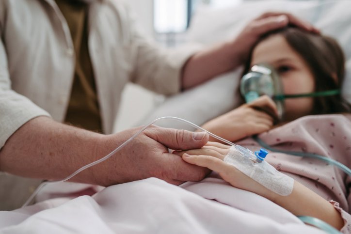 Ein Mädchen mit dem Reye-Syndrom wird medizinisch versorgt