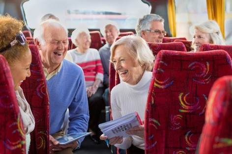 Seniorenreisegruppe im Reisebus