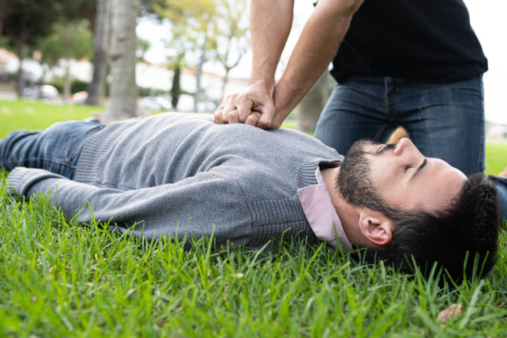 Herzdruckmassage wird ausgeübt
