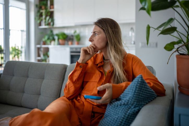 Eine Frau informiert sich am Smartphone über Kürettagen