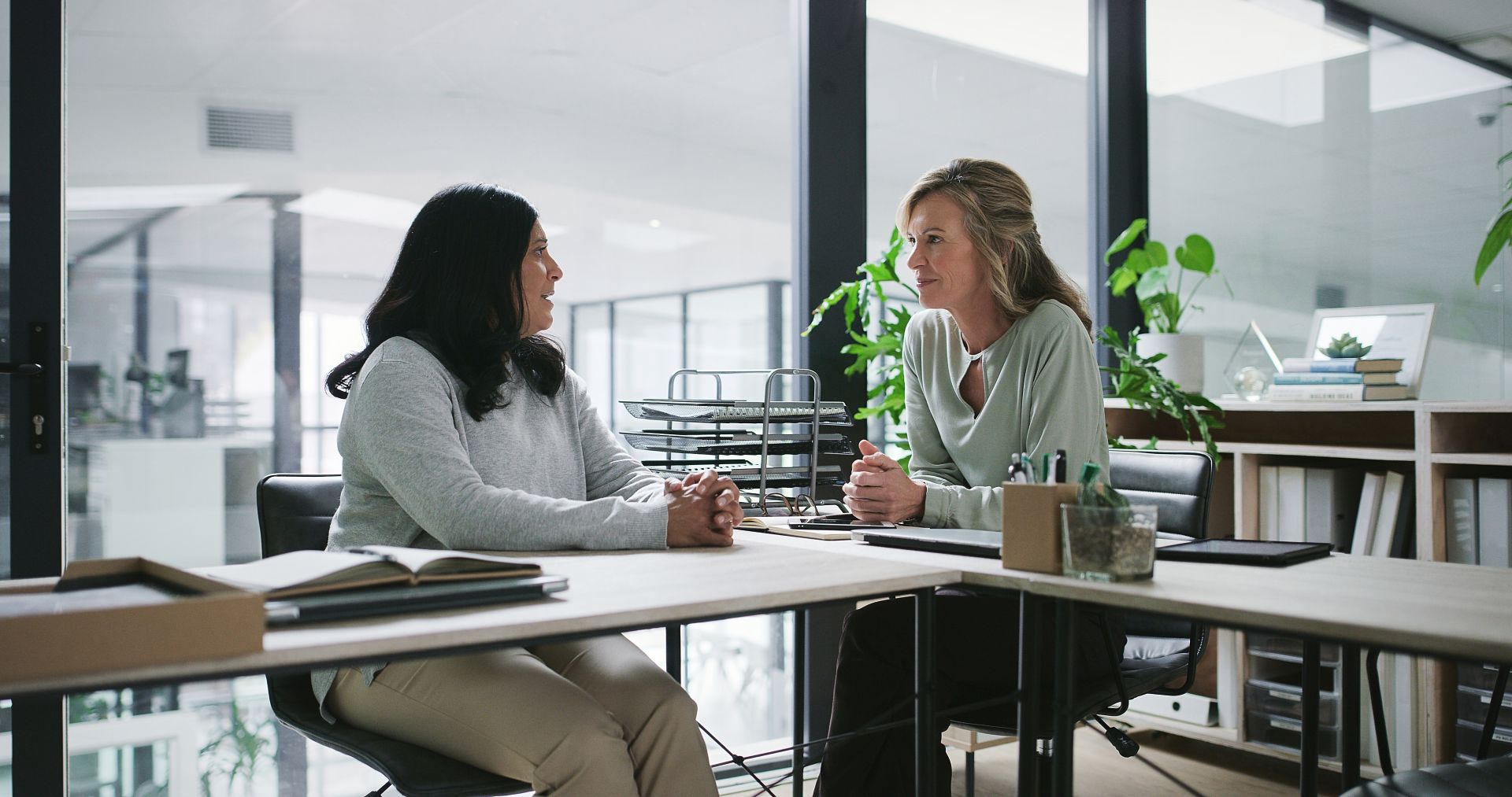 Eine Führungskraft spricht mit ihrer Mitarbeiterin über ihre Fehlzeiten auf Arbeit.